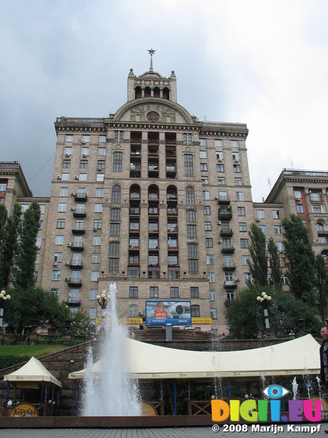 28185 Fountain and high rise building